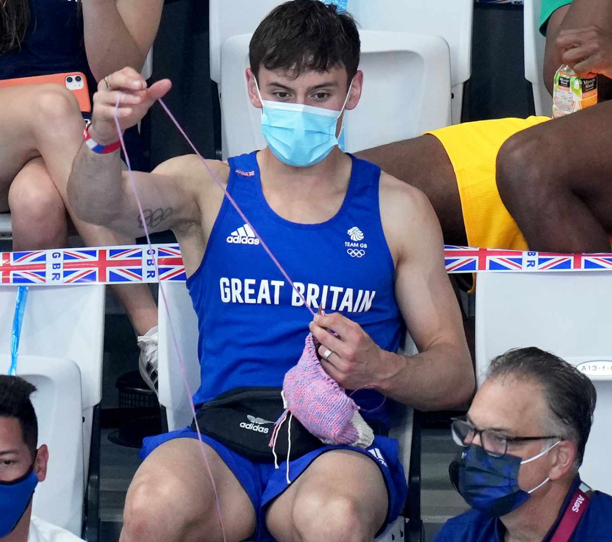 外形亮眼的戴利在場邊編織毛衣(網上圖片)