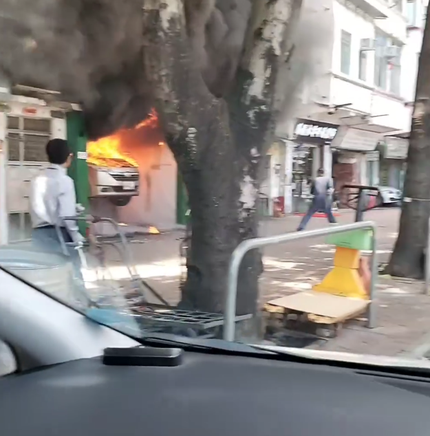香港仔大道一間地下車房發生火警。(影片截圖)