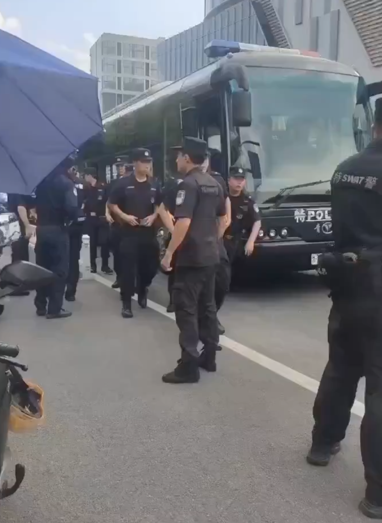 事發後引發數百名騎手聚集示威,要求涉事保安道歉,大批公安介入處埋,及後護送涉事保安離開。(影片截圖)