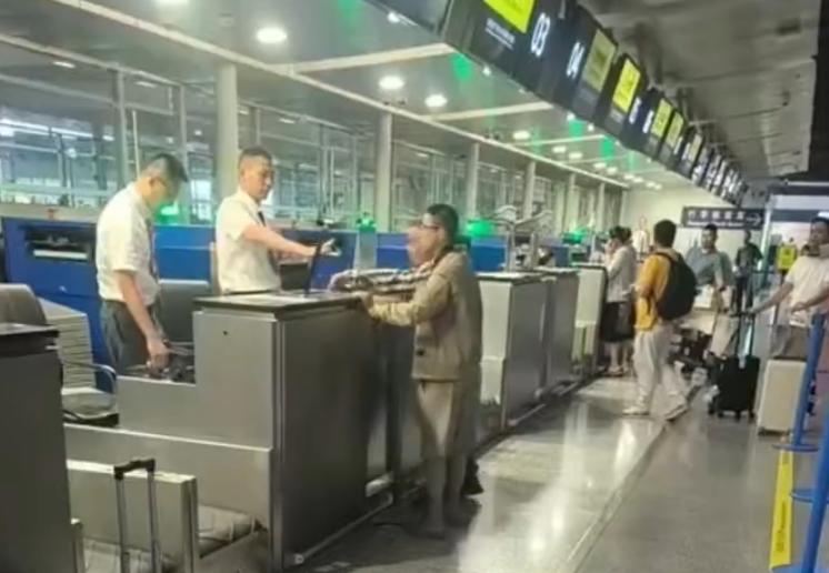 上海浦東機場有乘客因遲到未能乘搭原定航班,在航空公司櫃檯情緒失控,毆打機場地勤人員,遭公安行政拘留。(影片截圖)