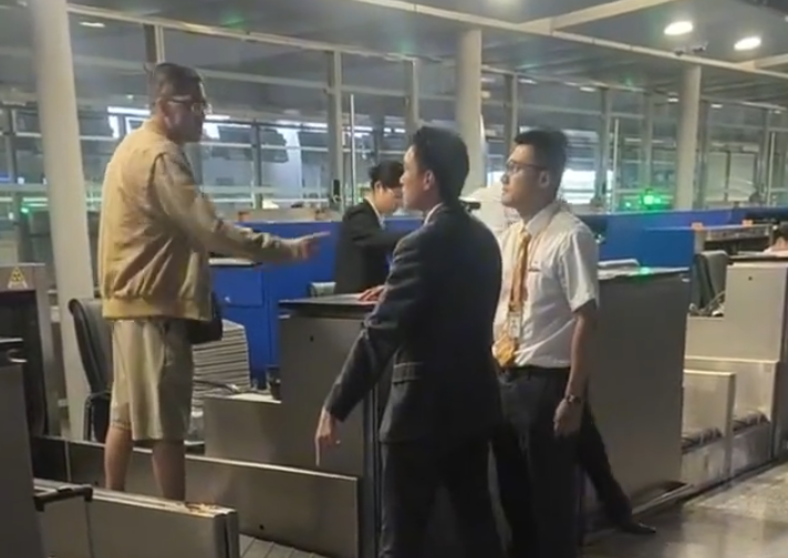 上海浦東機場有乘客因遲到未能乘搭原定航班,在航空公司櫃檯情緒失控,毆打機場地勤人員,遭公安行政拘留。(影片截圖)