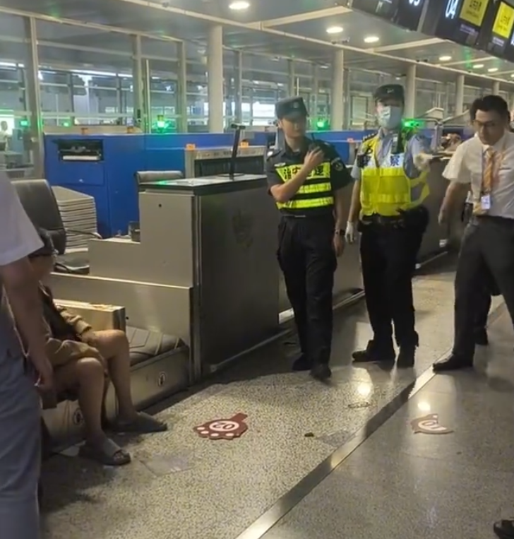 上海浦東機場有乘客因遲到未能乘搭原定航班,在航空公司櫃檯情緒失控,毆打機場地勤人員,遭公安行政拘留。(影片截圖)