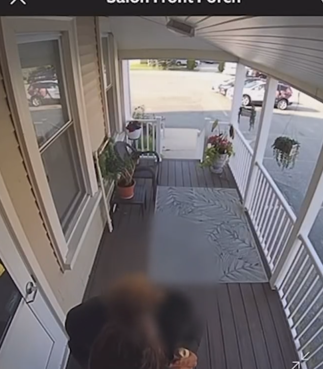 閉路電視錄影顯示,有疑似特勤局人員移動一把椅子,站上去用膠布貼住店外的監視鏡頭