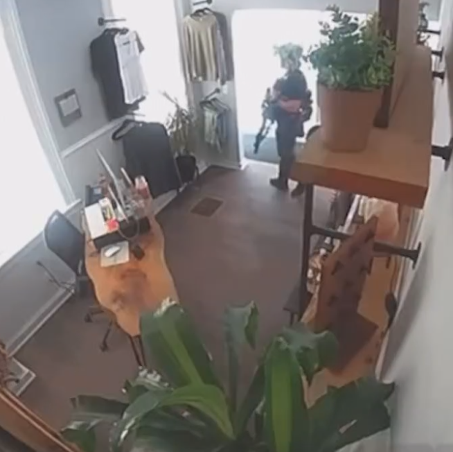 有穿著不同制服的特勤人員進出使用廁所,同時觸動店內警鈴。鏡頭亦顯示,兩名醫護人員和一名穿著執法人員制服的人士也進入髮型院。