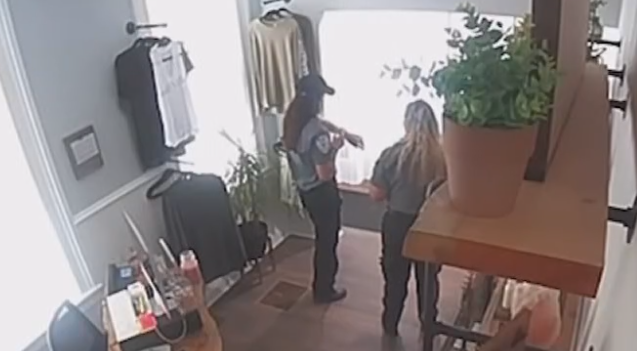 有穿著不同制服的特勤人員進出使用廁所,同時觸動店內警鈴。鏡頭亦顯示,兩名醫護人員和一名穿著執法人員制服的人士也進入髮型院。