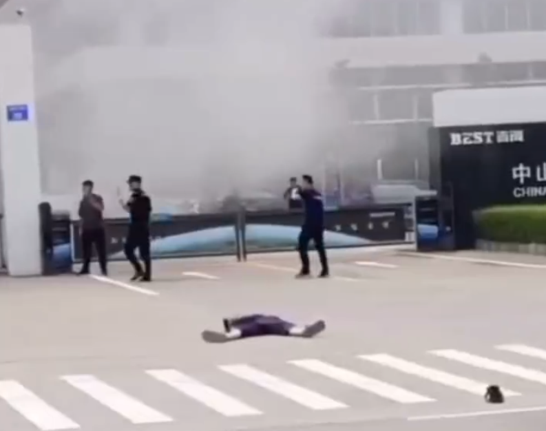 中山29歲男子陳X勝當日中午駕車在橫欄鎮一間廚衛設備生產工廠內撞倒多人,8名傷者被送院救治(影片截圖)