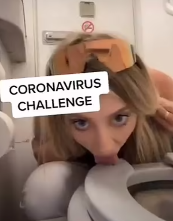 曾在新冠期間在機上舔馬桶。(互聯網)