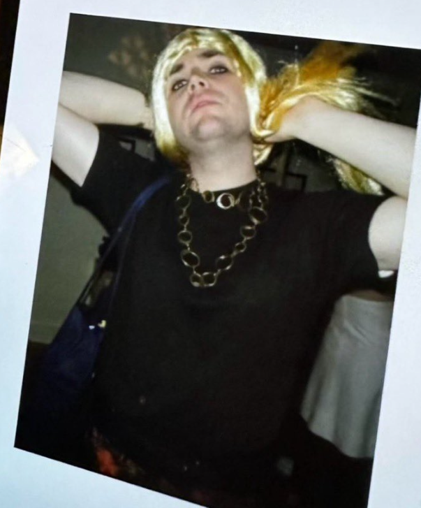 疑似萬斯「扮女人」照片。(互聯網)