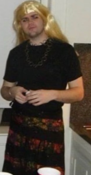 疑似萬斯「扮女人」照片。(互聯網)