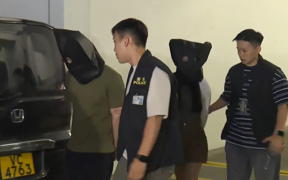 三人懷疑使用虛假學生證,獲得該電子產品商店提供的教育優惠購買電子產品,再以較高價錢出售圖利。(有線新聞畫面)