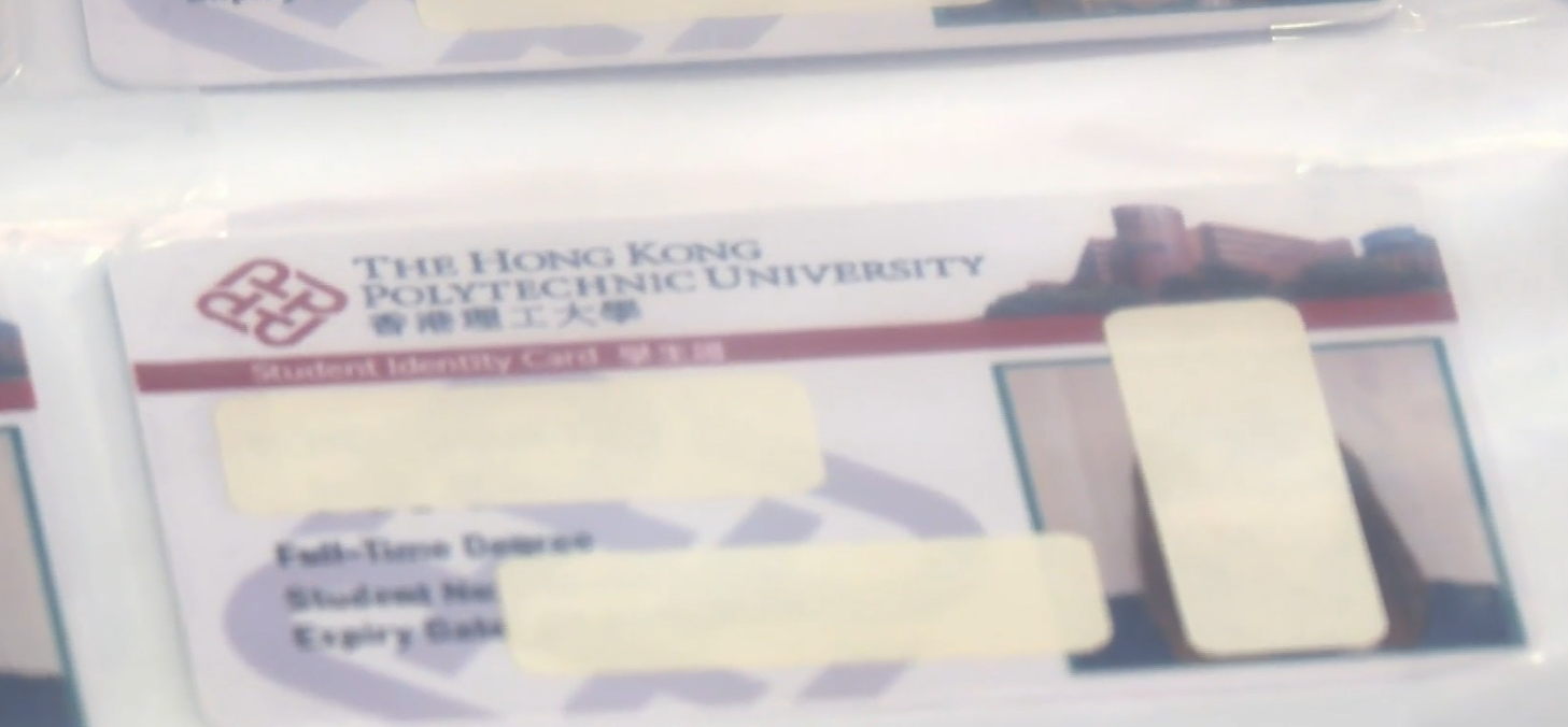 三人懷疑使用虛假學生證,獲得該電子產品商店提供的教育優惠購買電子產品,再以較高價錢出售圖利。(有線新聞畫面)