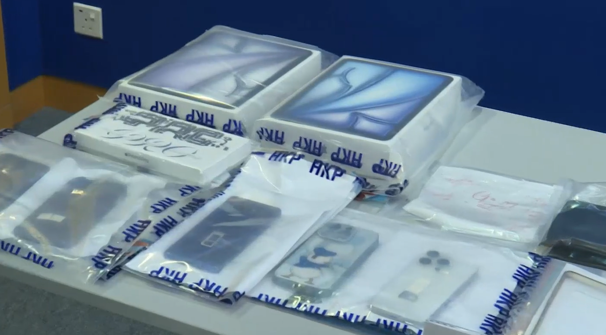 三人懷疑使用虛假學生證,獲得該電子產品商店提供的教育優惠購買電子產品,再以較高價錢出售圖利。(有線新聞畫面)