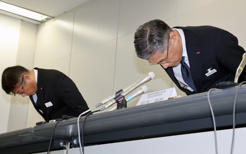 母公司JR九州旅客鐵道的常務執行董事松下琢磨(右)鞠躬致歉(網上圖片)