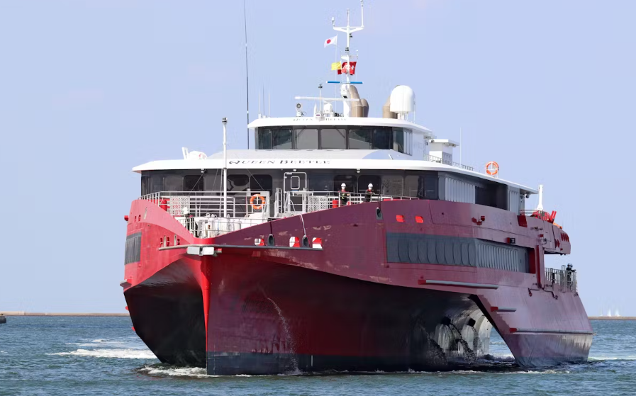 日本JR九州高速船公司一艘來往福岡與南韓釜山的高速客船「皇后甲蟲號」被揭發瞞報船身破裂及入水,期間仍如常載客逾3個月。(網上圖片)