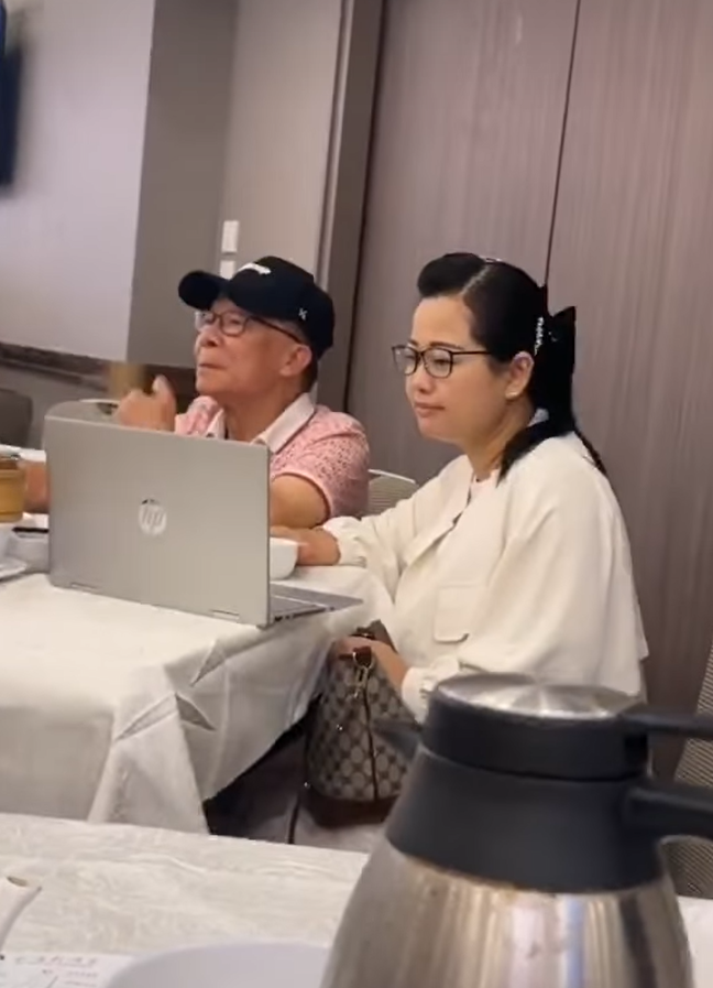 有網民就於酒樓捕獲何伯及何太,拿出手提電腦邊飲茶邊開live。