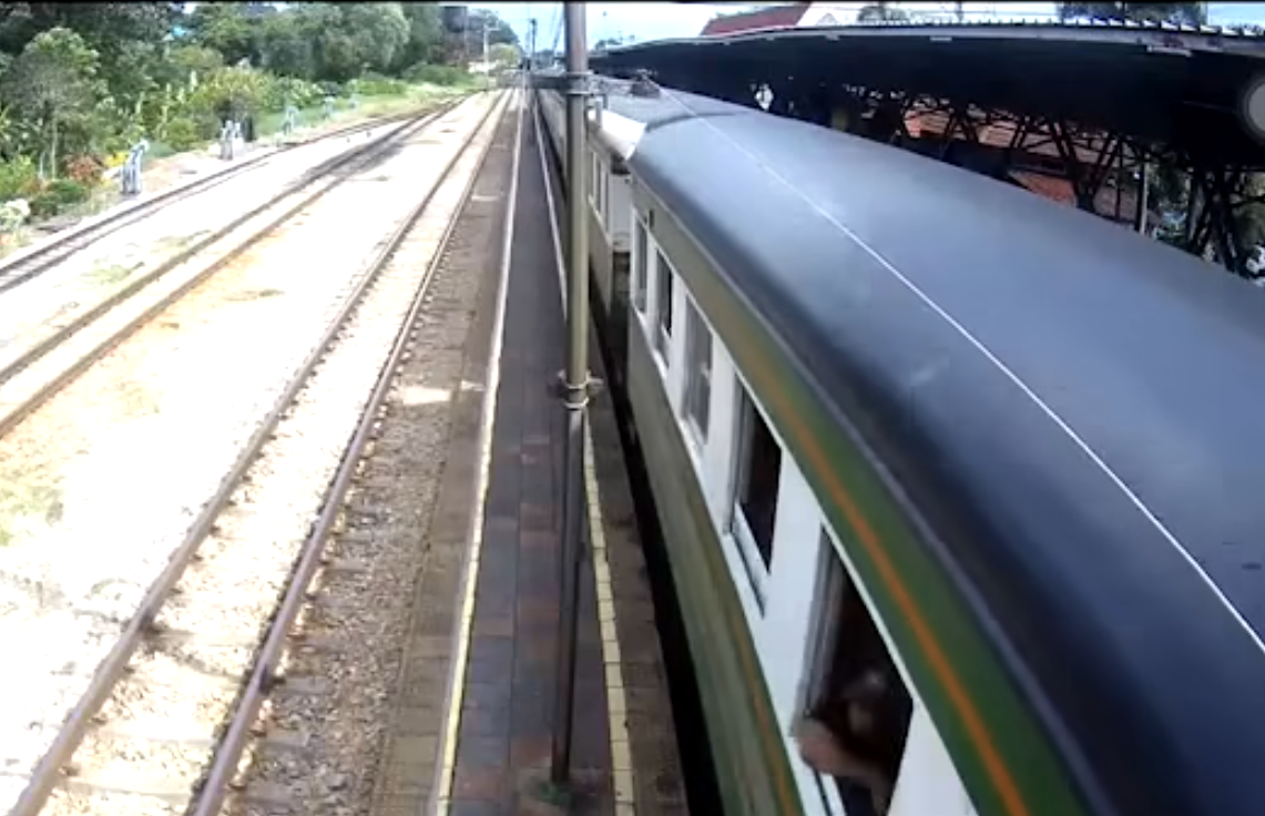 另一片段看到她跌倒在路軌上,位置仍在月台。(影片截圖)