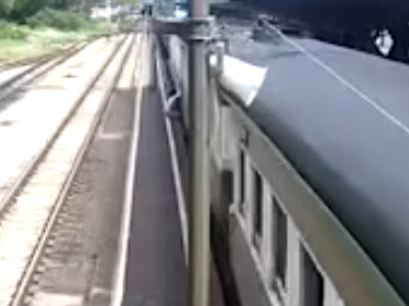 另一片段看到她跌倒在路軌上,位置仍在月台。(影片截圖)