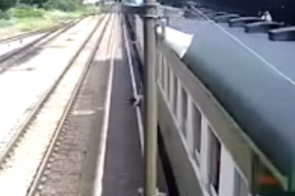 另一片段看到她跌倒在路軌上,位置仍在月台。(影片截圖)