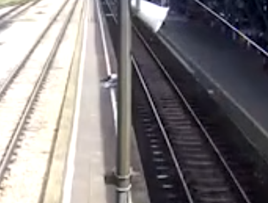 另一片段看到她跌倒在路軌上,位置仍在月台。(影片截圖)