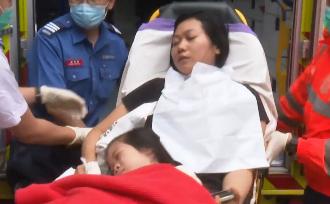 堅尼地城有途人被電車撞倒,6歲女童及34歲印傭清醒送往瑪麗醫院(有線新聞畫面)