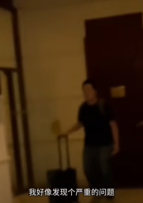 內地網紅「張教官的有趣人生」發現後兩次向酒店方面要求酒店將五星旗掛上,惟被拒絕。(影片截圖)