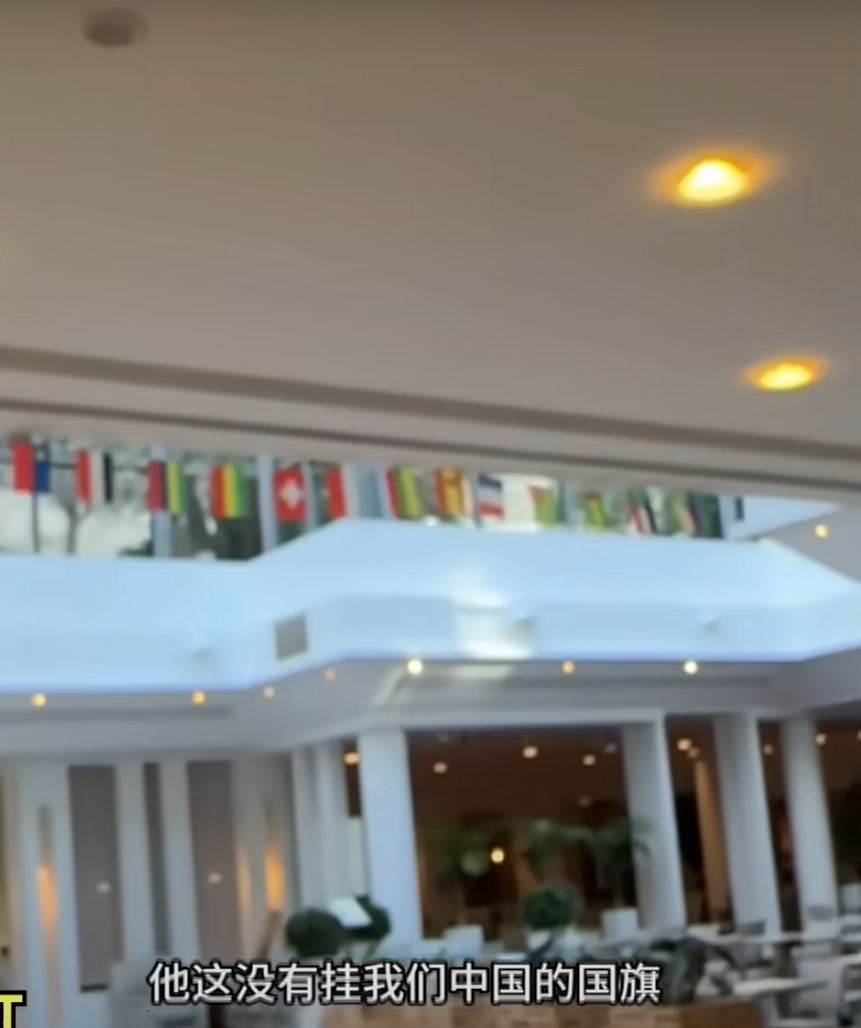 位於法國巴黎的台資酒店「長榮桂冠酒店(Evergreen Laurel Hotel)」於奧運期間在大堂懸掛了各國國旗,但缺少中國五星旗(影片截圖)