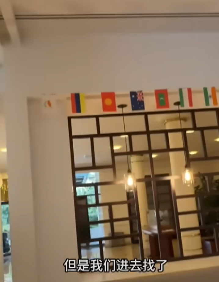 內地網紅「張教官的有趣人生」發現後兩次向酒店方面要求酒店將五星旗掛上,惟被拒絕。(影片截圖)