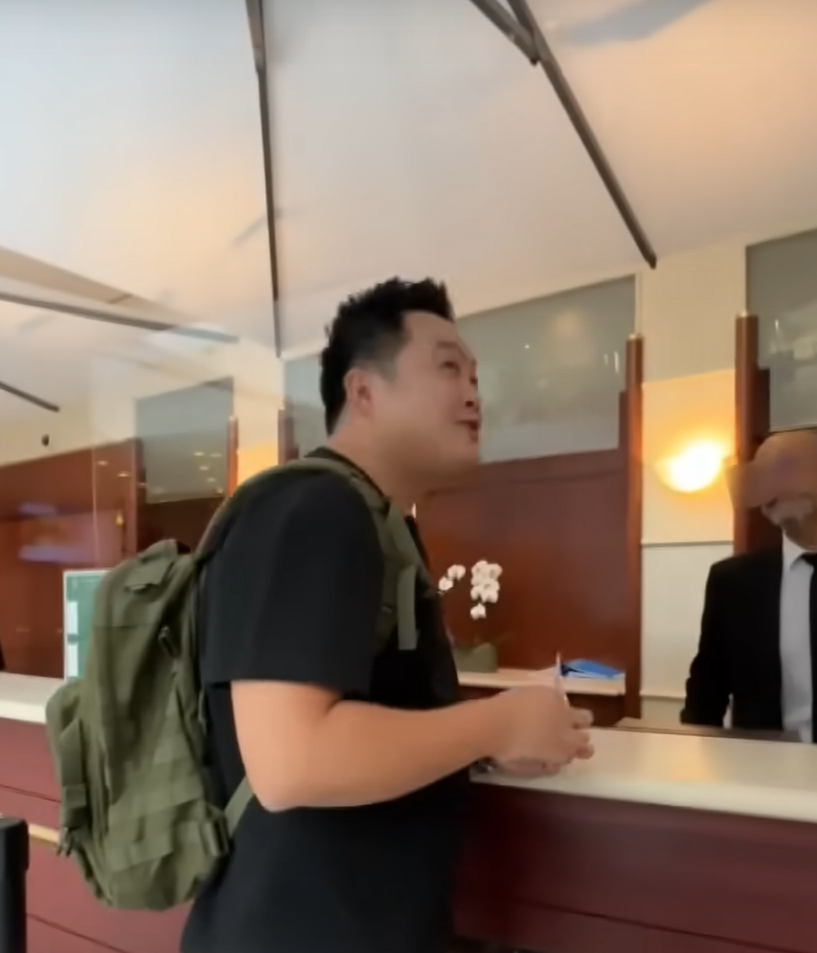 內地網紅「張教官的有趣人生」發現後兩次向酒店方面要求酒店將五星旗掛上,惟被拒絕。(影片截圖)