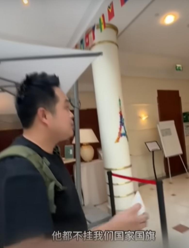 內地網紅「張教官的有趣人生」發現後兩次向酒店方面要求酒店將五星旗掛上,惟被拒絕。(影片截圖)