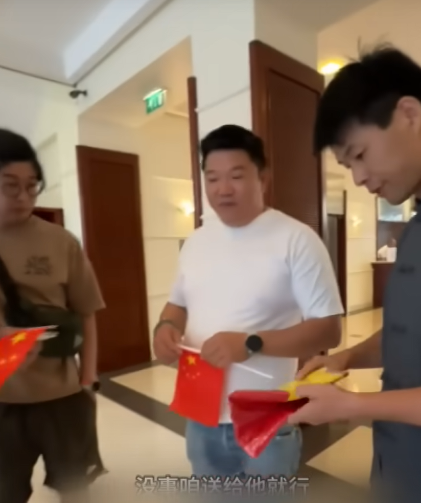 內地網紅「張教官的有趣人生」發現後兩次向酒店方面要求酒店將五星旗掛上,惟被拒絕。(影片截圖)