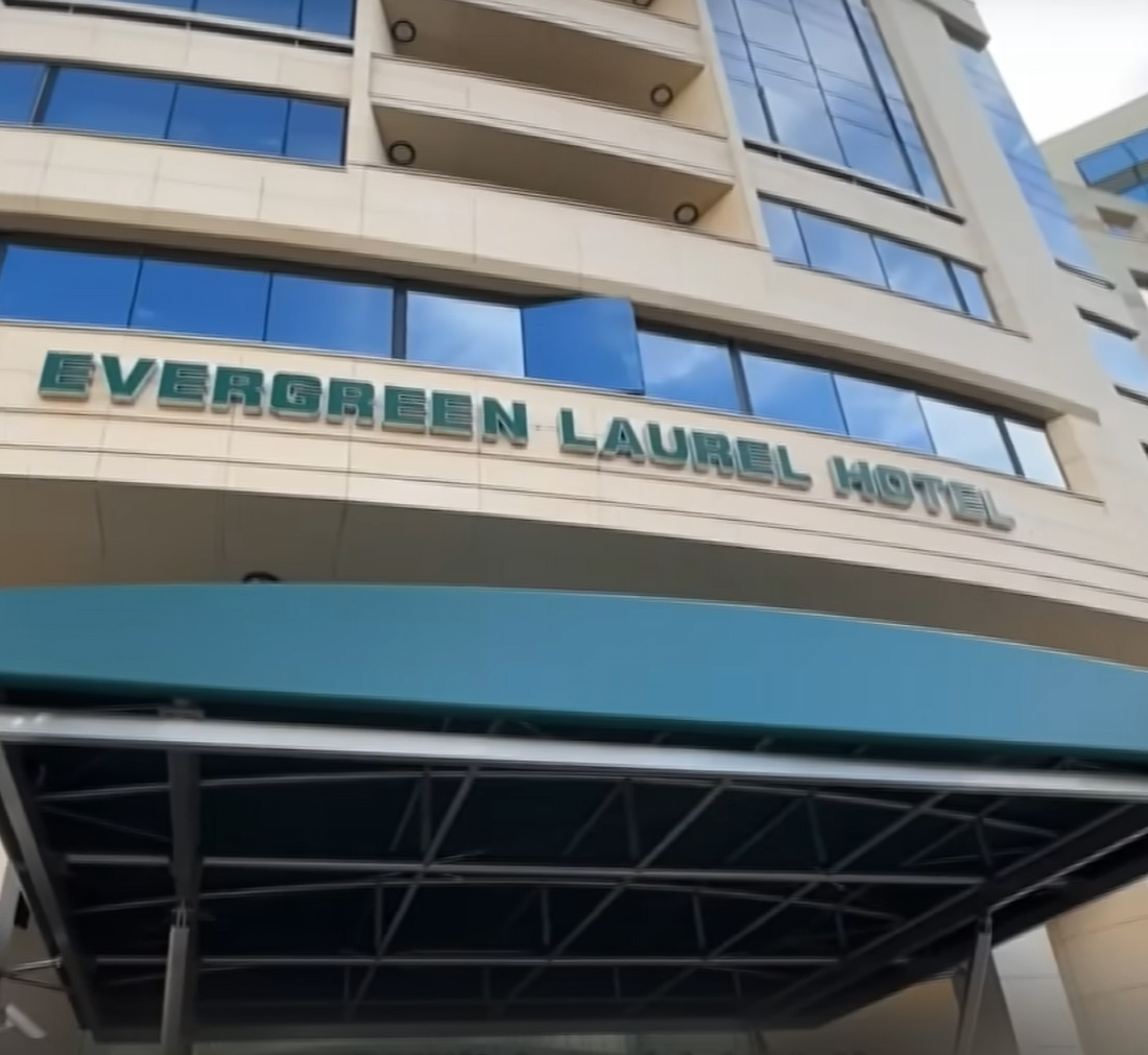 內地網紅「張教官的有趣人生」發現後兩次向酒店方面要求酒店將五星旗掛上,惟被拒絕。(影片截圖)