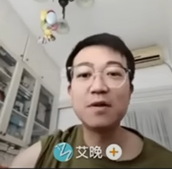 內媒《南方日報》一名記者在直播時指全紅嬋「瘋瘋癲癲」、「像一個白癡」,引起爭議。(影片截圖)