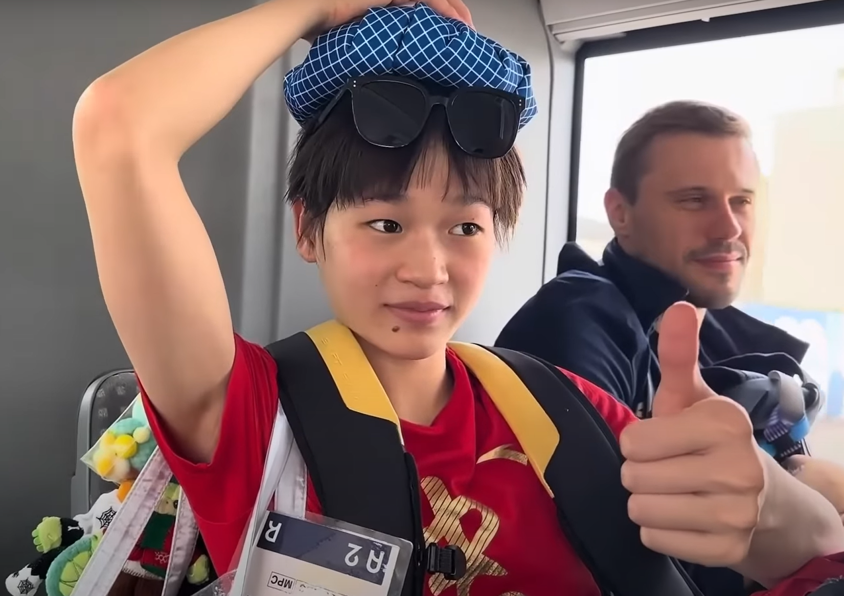 朱小龍近日在直播中提及全紅嬋,指她雖然成為一名優秀運動員,但仍然年齡小,應對一些事務不太得體,例如在奧運村向德國運動員展示金牌的影片,形容她「瘋瘋癲癲」。(影片截圖)