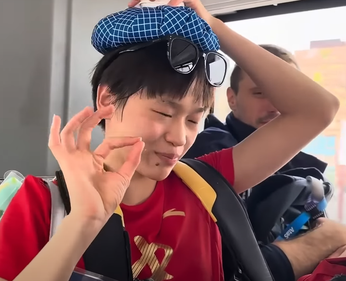 朱小龍近日在直播中提及全紅嬋,指她雖然成為一名優秀運動員,但仍然年齡小,應對一些事務不太得體,例如在奧運村向德國運動員展示金牌的影片,形容她「瘋瘋癲癲」。(影片截圖)