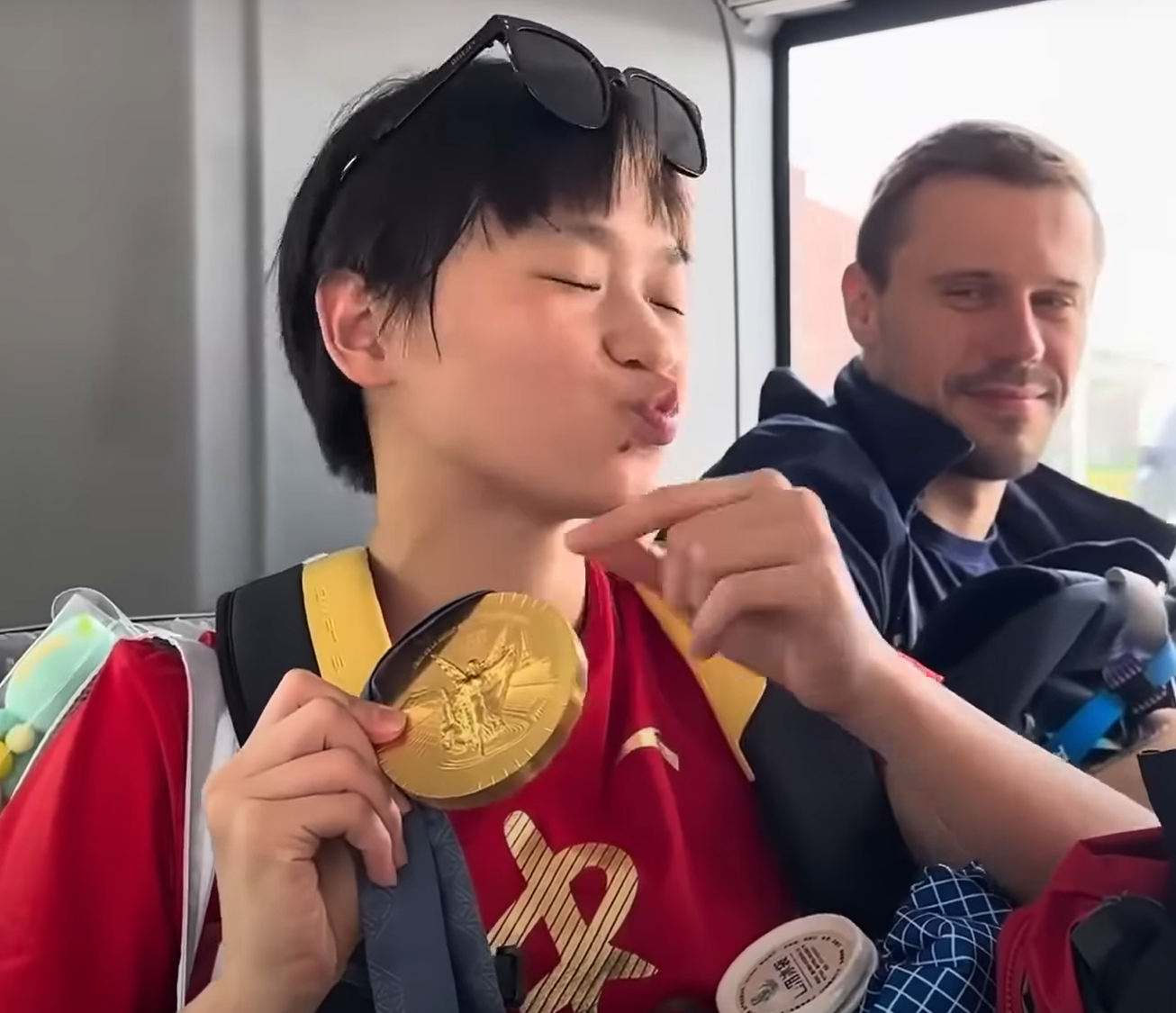 朱小龍近日在直播中提及全紅嬋,指她雖然成為一名優秀運動員,但仍然年齡小,應對一些事務不太得體,例如在奧運村向德國運動員展示金牌的影片,形容她「瘋瘋癲癲」。(影片截圖)