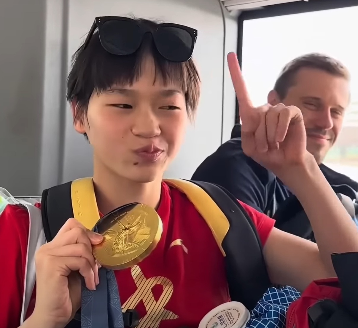 朱小龍近日在直播中提及全紅嬋,指她雖然成為一名優秀運動員,但仍然年齡小,應對一些事務不太得體,例如在奧運村向德國運動員展示金牌的影片,形容她「瘋瘋癲癲」。(影片截圖)
