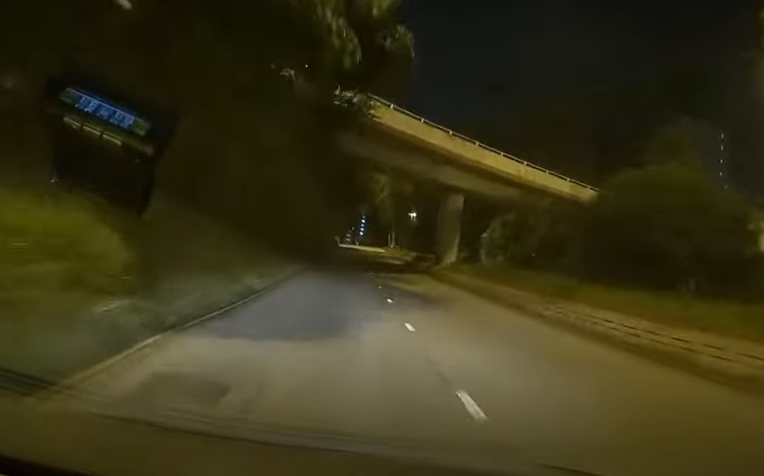 再有車Cam發現屯門青雲路有一名疑似空姐於路邊「現身」,今次拍攝時份是晚上(影片截圖)