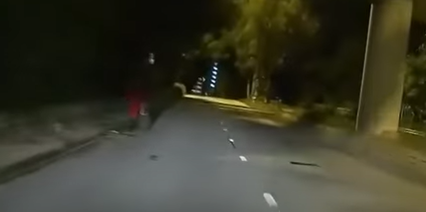 再有車Cam發現屯門青雲路有一名疑似空姐於路邊「現身」,今次拍攝時份是晚上(影片截圖)