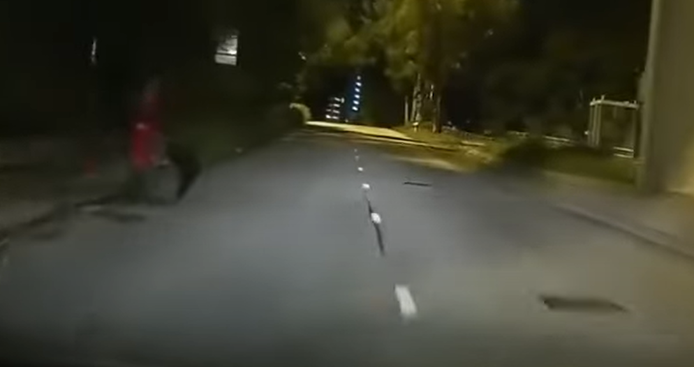 再有車Cam發現屯門青雲路有一名疑似空姐於路邊「現身」,今次拍攝時份是晚上(影片截圖)