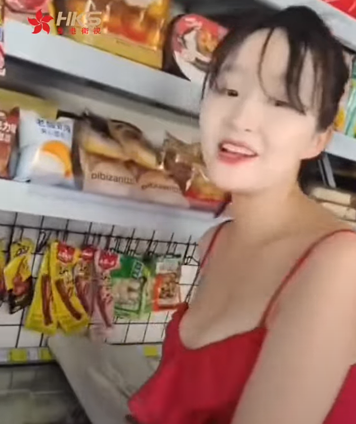 杭州一間超市老闆娘因穿著暴露超低胸吊帶裝展現火辣身材,吸引大批男顧客光臨「人滿為患」,及後疑遭街坊投訴,公安介入後稱稱該女子沒違法行為