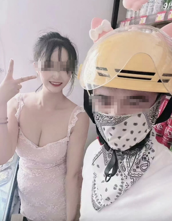 杭州一間超市老闆娘因穿著暴露超低胸吊帶裝展現火辣身材,吸引大批男顧客光臨「人滿為患」,及後疑遭街坊投訴,公安介入後稱稱該女子沒違法行為