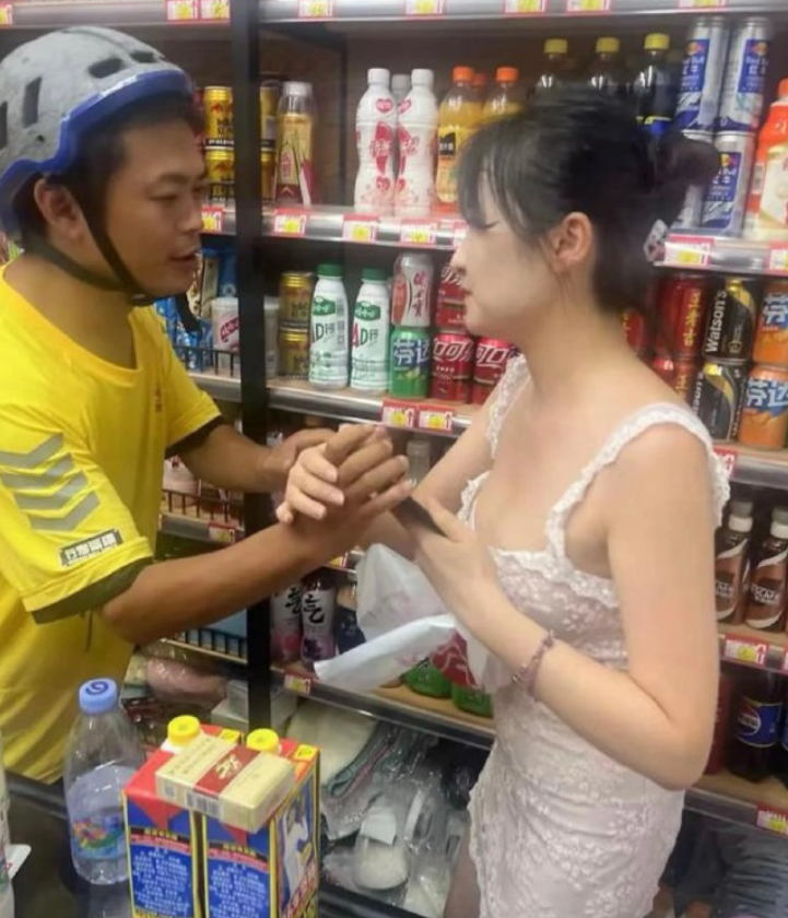 杭州一間超市老闆娘因穿著暴露超低胸吊帶裝展現火辣身材,吸引大批男顧客光臨「人滿為患」,及後疑遭街坊投訴,公安介入後稱稱該女子沒違法行為