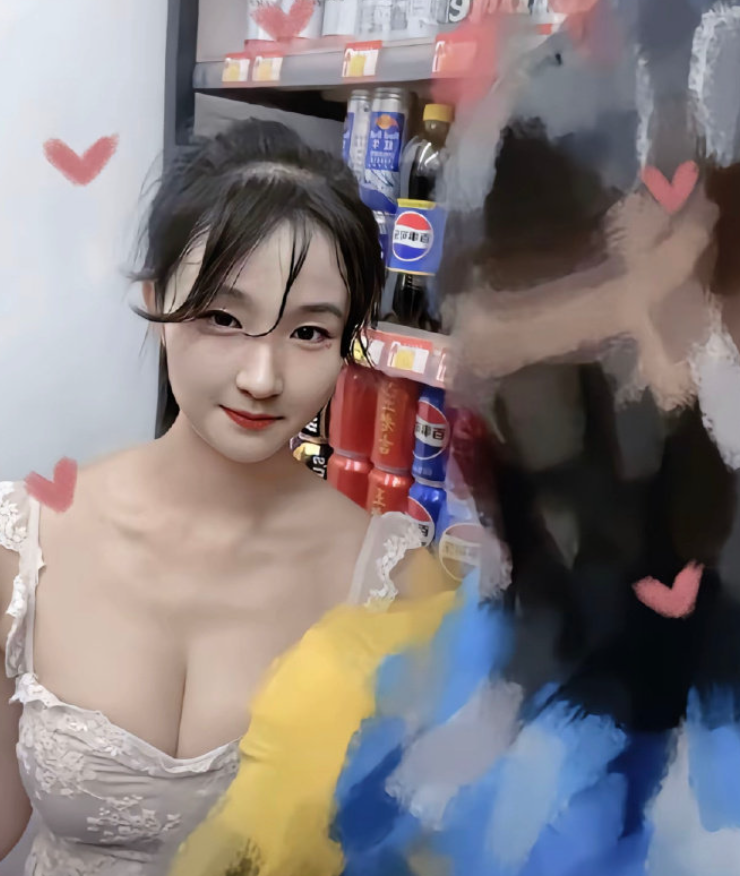 杭州一間超市老闆娘因穿著暴露超低胸吊帶裝展現火辣身材,吸引大批男顧客光臨「人滿為患」,及後疑遭街坊投訴,公安介入後稱稱該女子沒違法行為