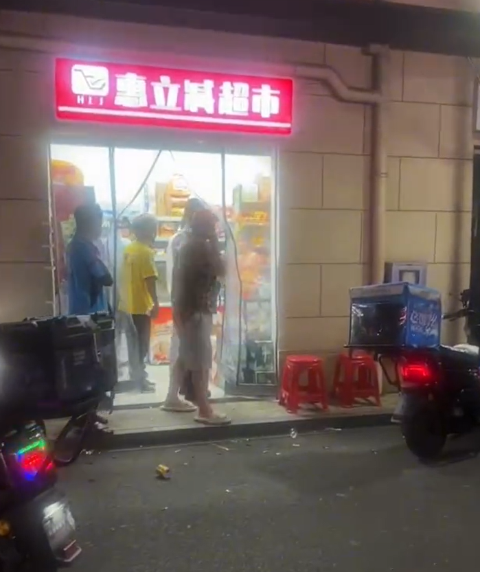 杭州一間超市老闆娘因穿著暴露超低胸吊帶裝展現火辣身材,吸引大批男顧客光臨「人滿為患」,及後疑遭街坊投訴,公安介入後稱稱該女子沒違法行為