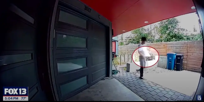 朱男被拍到翌日獨自外出,其把可疑物品藏在衣服下。(互聯網)