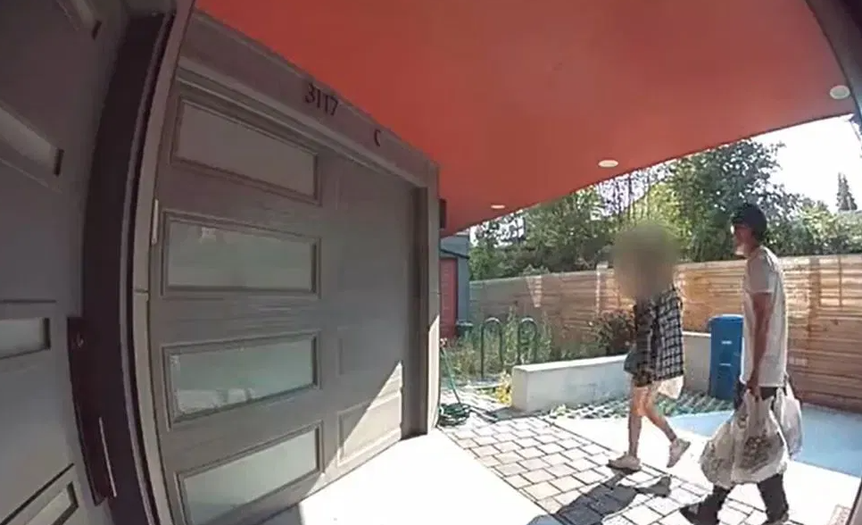 案發前,二人一起上樓。(互聯網)