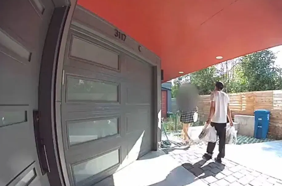 案發前,二人一起上樓。(互聯網)