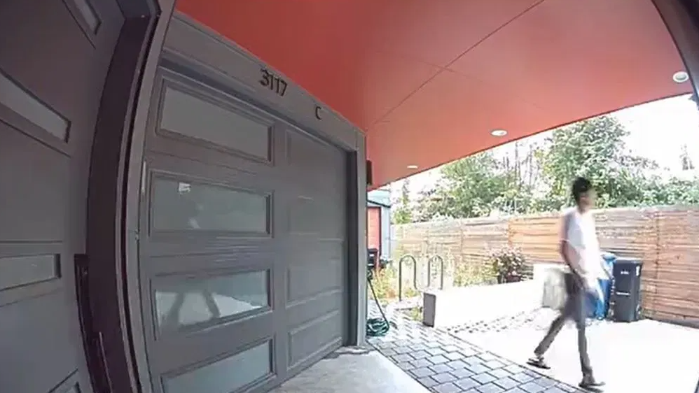 朱男被拍到翌日獨自外出,其把可疑物品藏在衣服下。(互聯網)