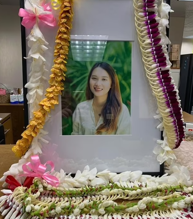 親友哀悼何女遇害。(互聯網)