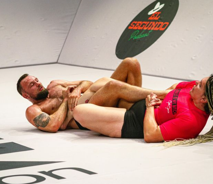 Jones在賽事中佔上風。(Gabi Garcia IG)